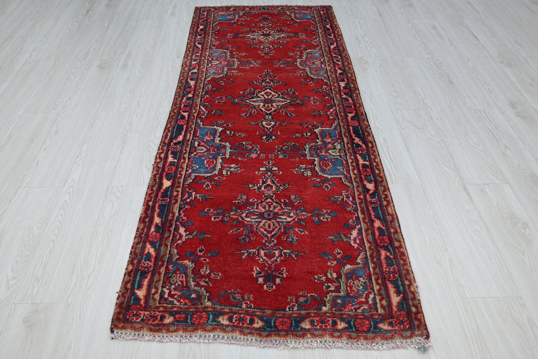 red Medium rug 2' 7" x 6' 11"