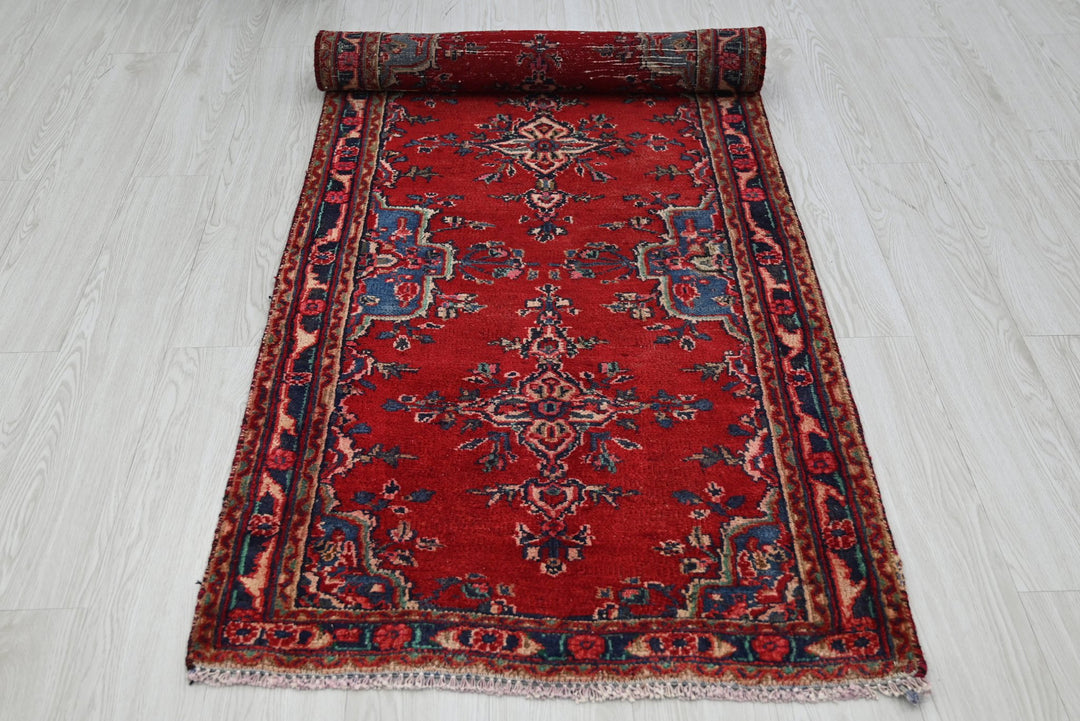 red Medium rug 2' 7" x 6' 11"