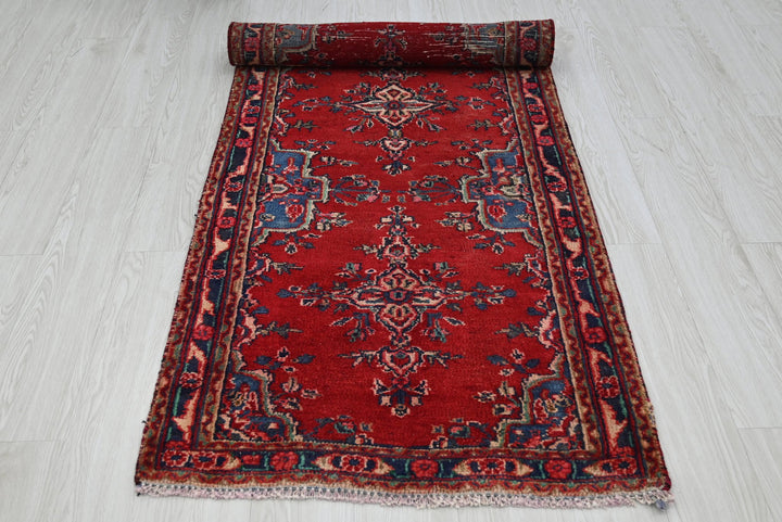 red Medium rug 2' 7" x 6' 11"