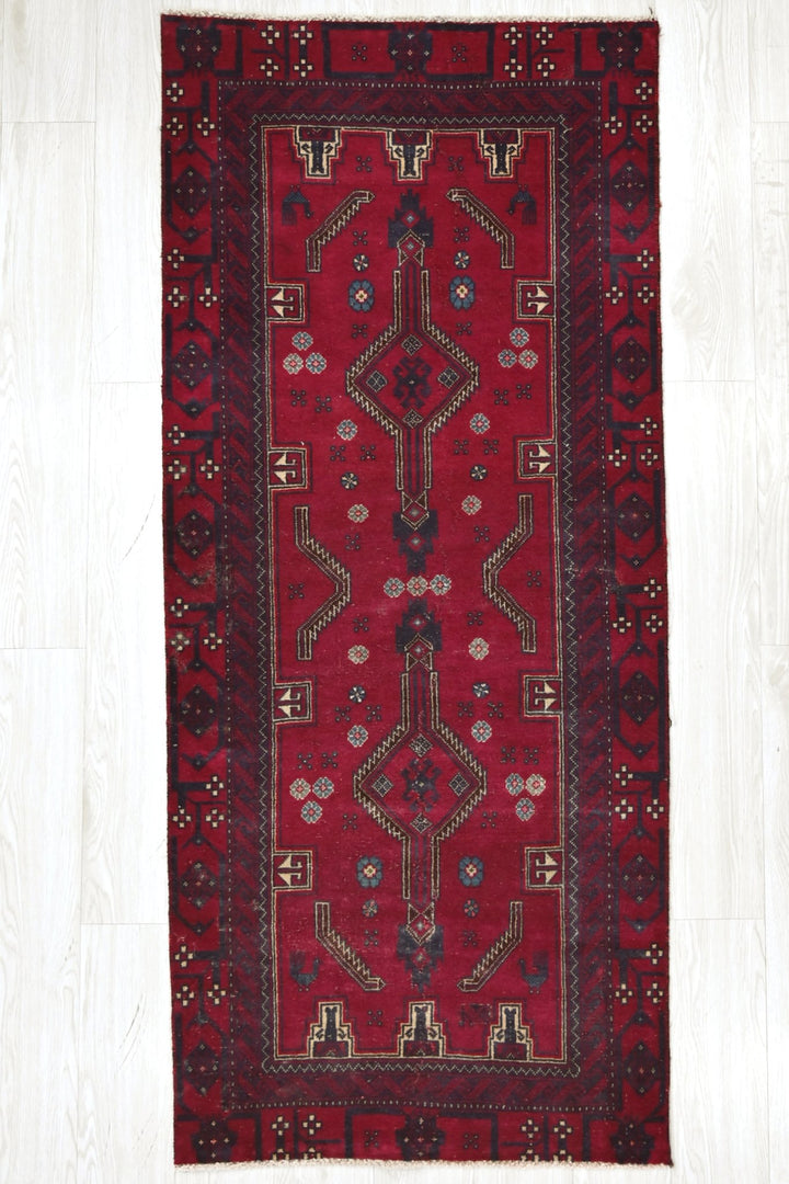 red Accent rug 2' 7" x 6' 4"