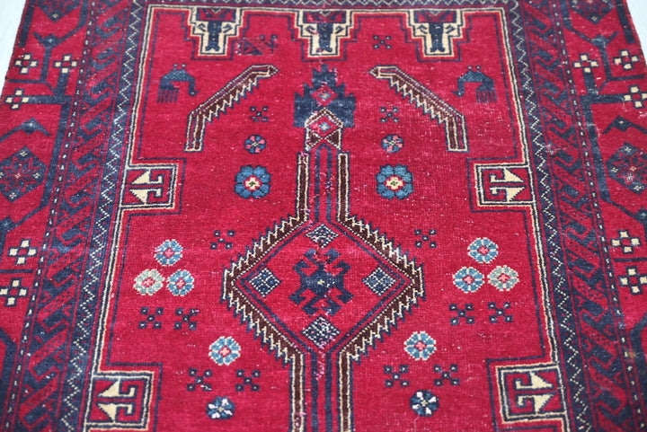 red Accent rug 2' 7" x 6' 4"