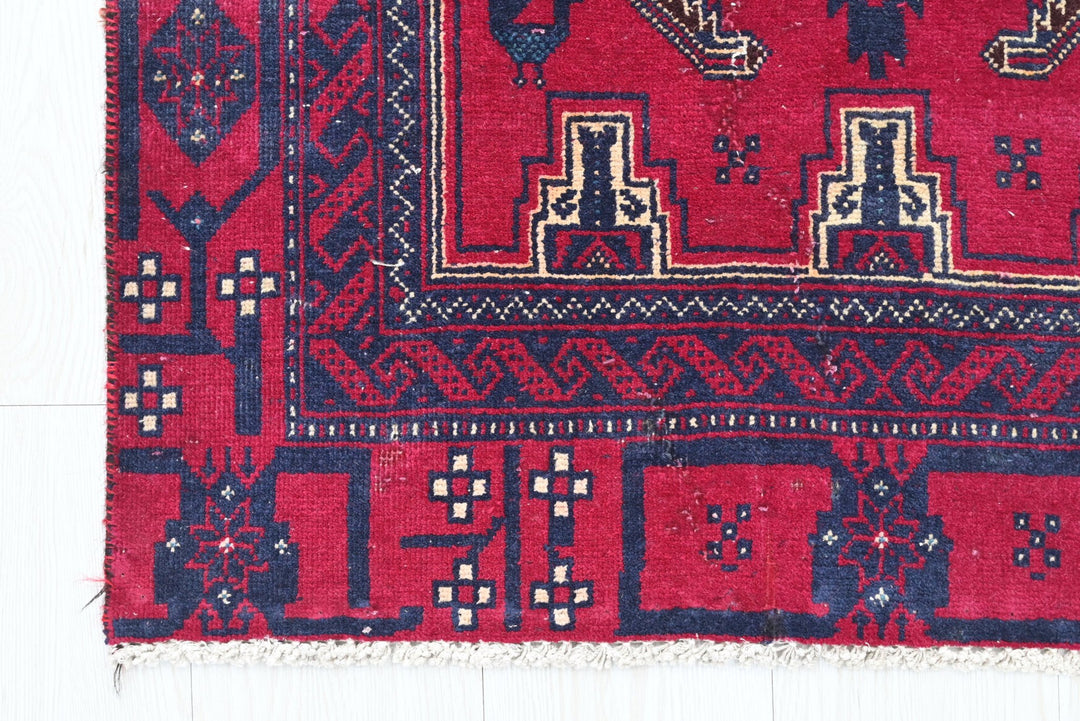 red Accent rug 2' 7" x 6' 4"
