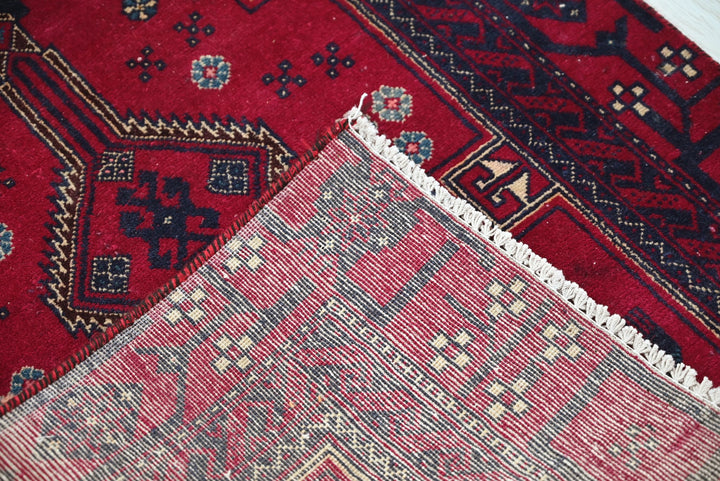 red Accent rug 2' 7" x 6' 4"