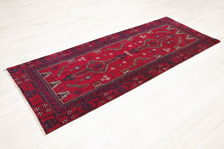 red Accent rug 2' 7" x 6' 4"