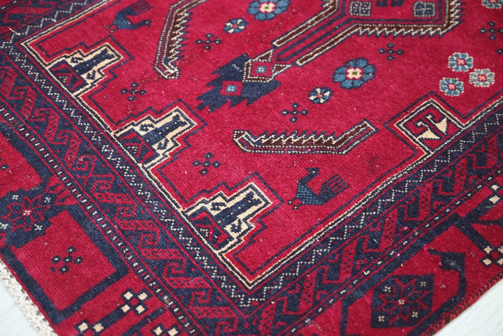 red Accent rug 2' 7" x 6' 4"