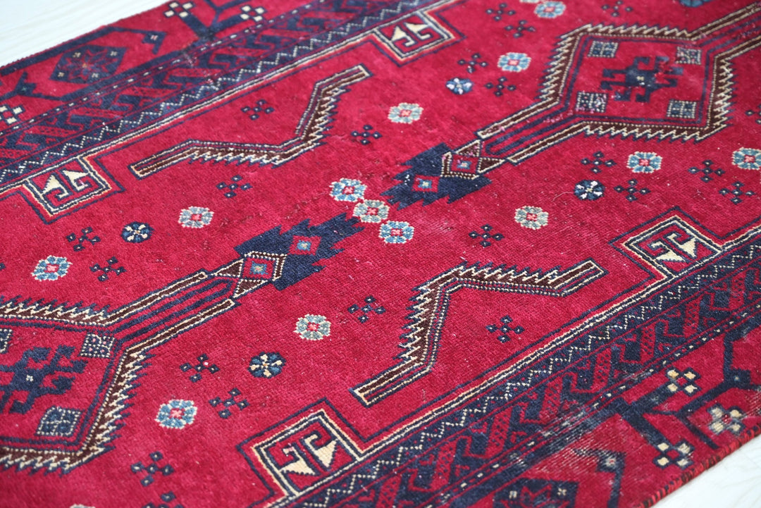 red Accent rug 2' 7" x 6' 4"