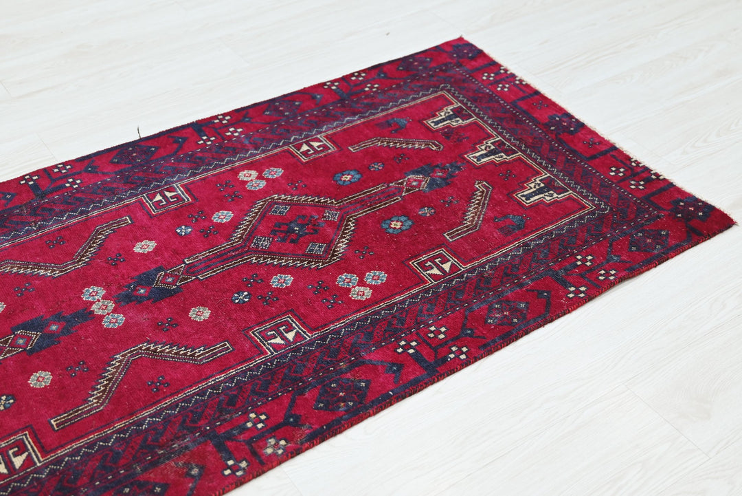 red Accent rug 2' 7" x 6' 4"