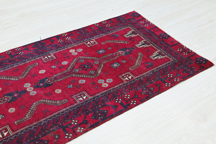red Accent rug 2' 7" x 6' 4"