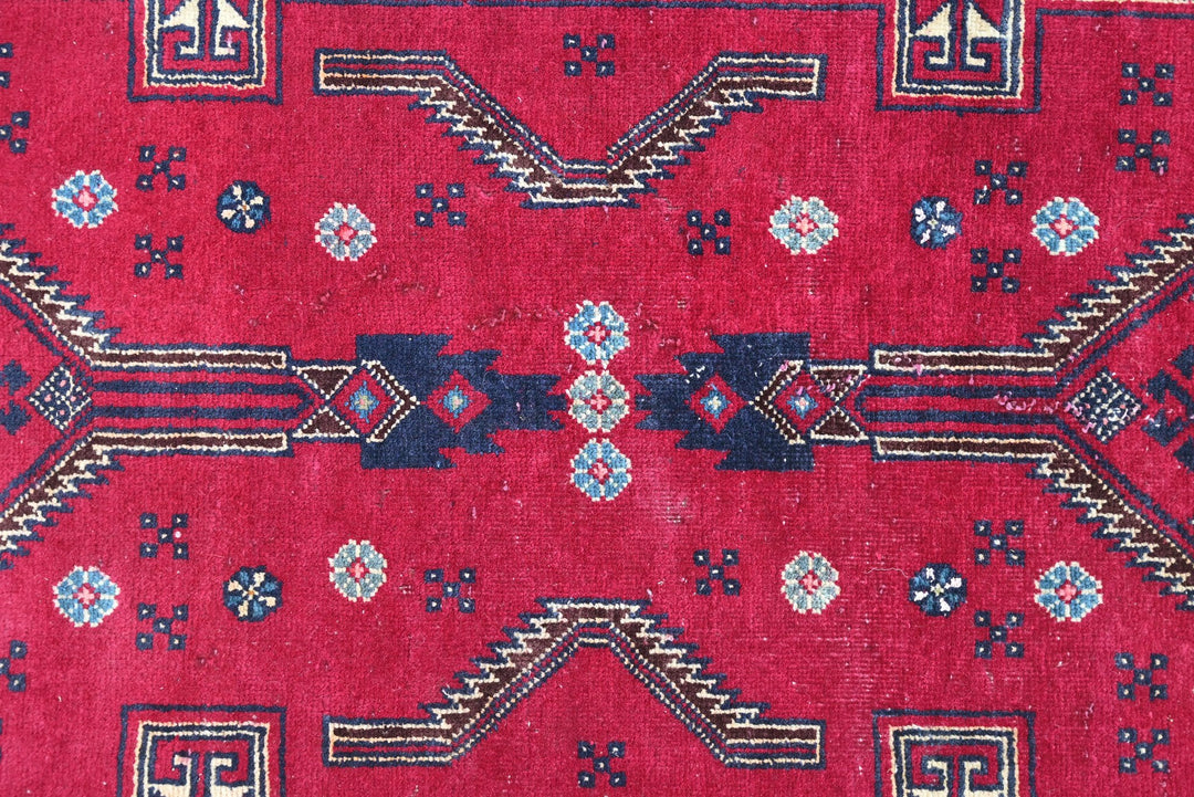 red Accent rug 2' 7" x 6' 4"