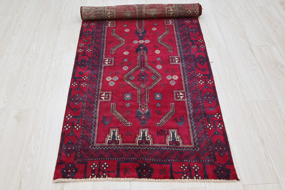 red Accent rug 2' 7" x 6' 4"