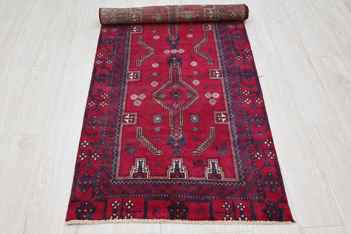 red Accent rug 2' 7" x 6' 4"