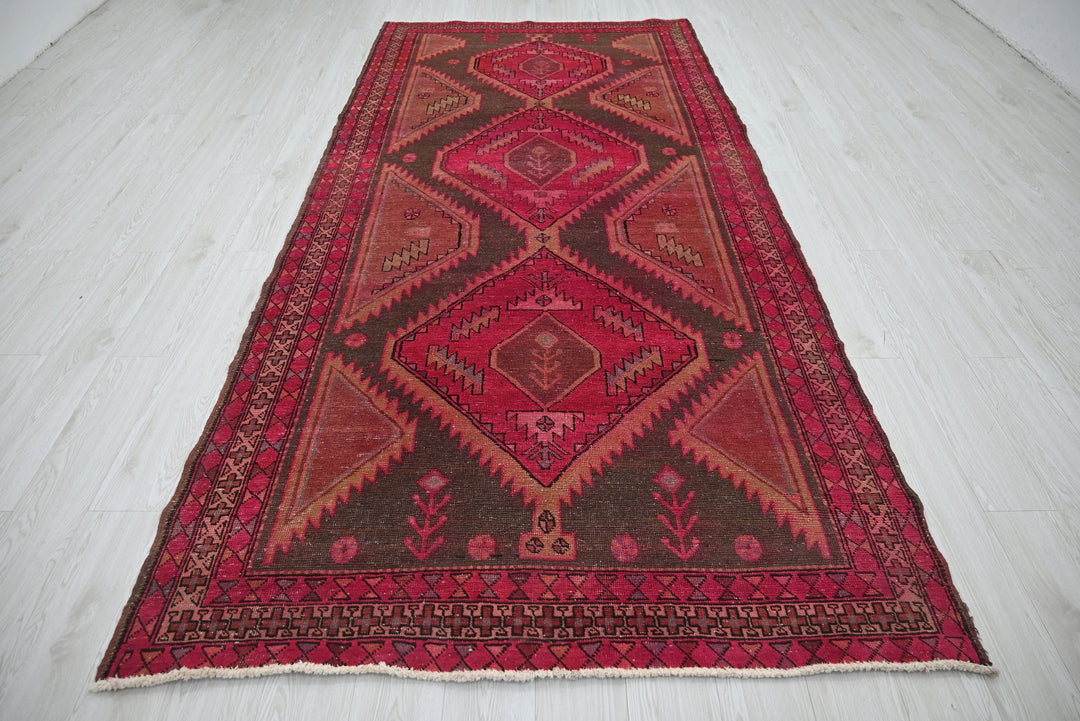 red Large rug 5' 0" x 10' 3"