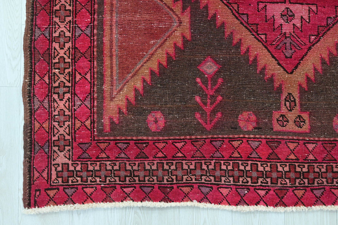 red Large rug 5' 0" x 10' 3"