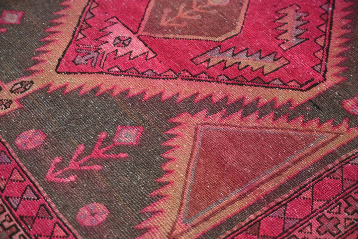 red Large rug 5' 0" x 10' 3"
