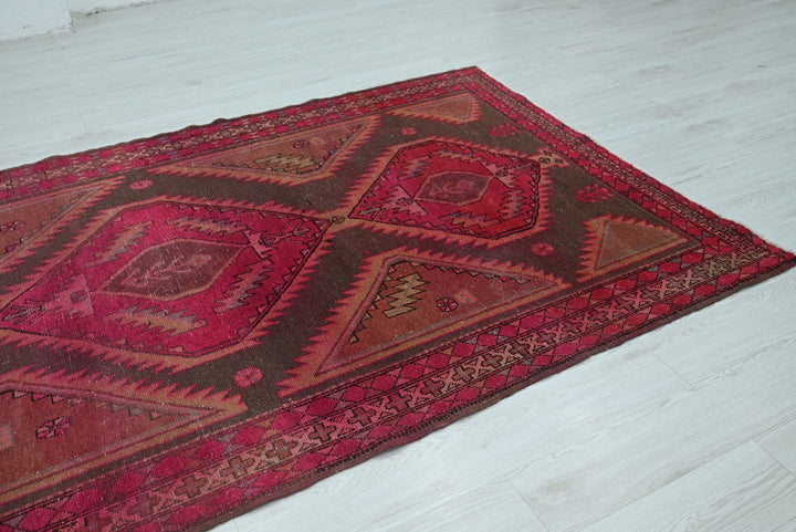 red Large rug 5' 0" x 10' 3"