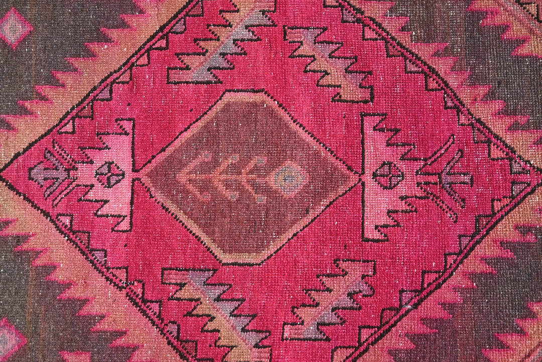 red Large rug 5' 0" x 10' 3"