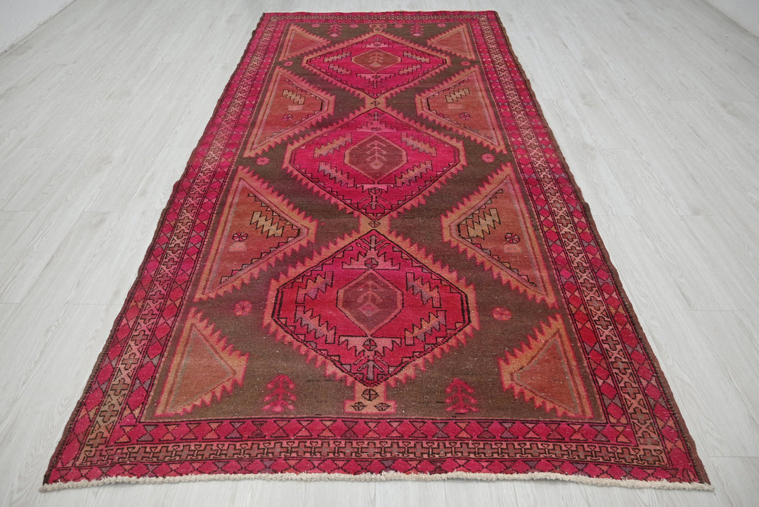 red Large rug 5' 0" x 10' 3"