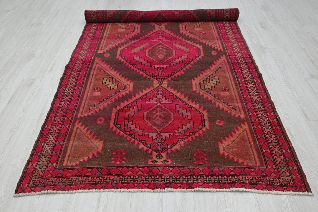 red Large rug 5' 0" x 10' 3"