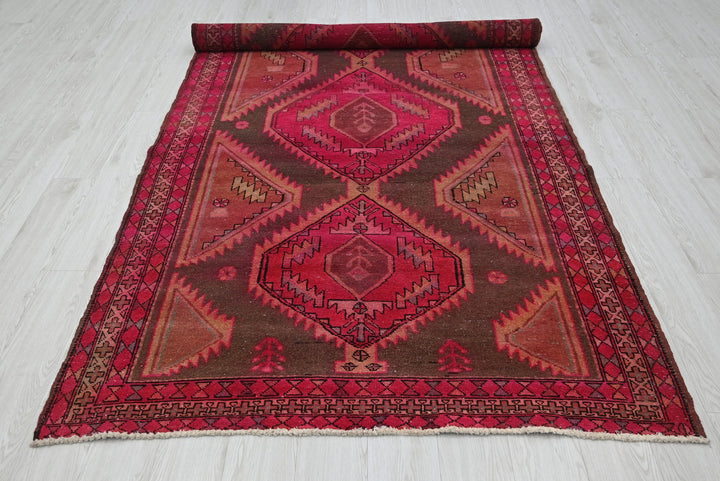 red Large rug 5' 0" x 10' 3"