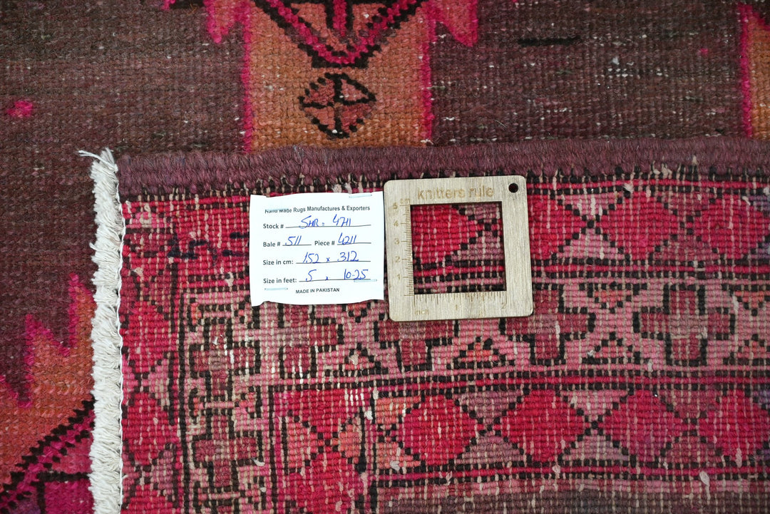 red Large rug 5' 0" x 10' 3"
