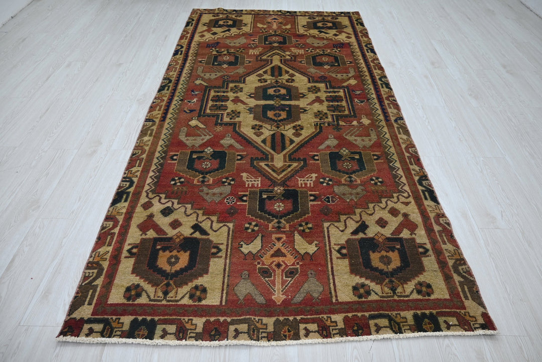 red Medium rug 4' 8" x 9' 3"