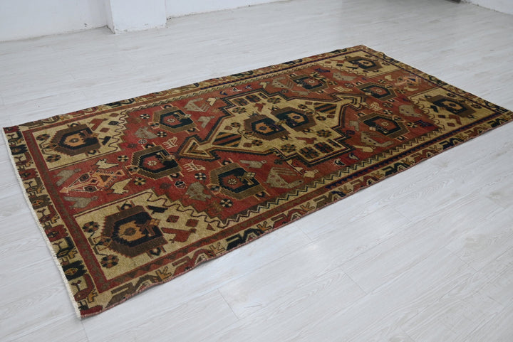 red Medium rug 4' 8" x 9' 3"