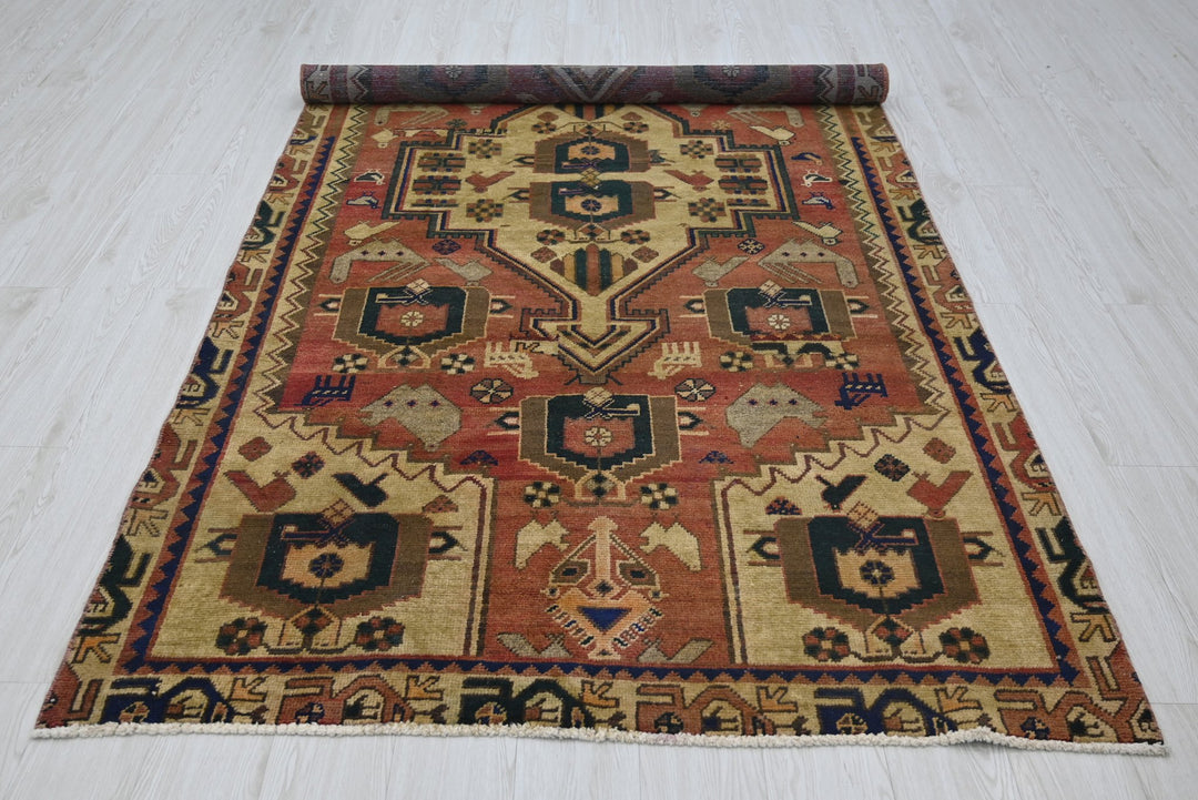red Medium rug 4' 8" x 9' 3"