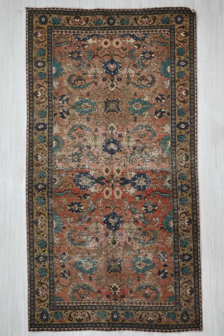 brown Large rug 5' 1" x 9' 10"