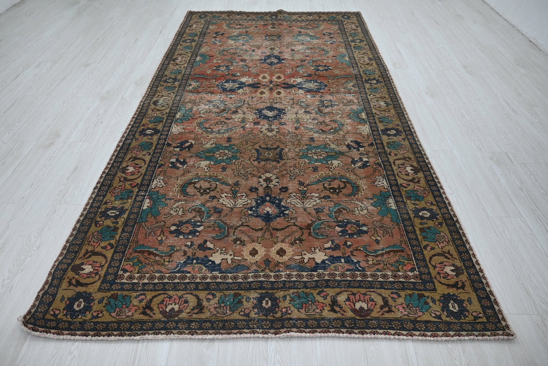 brown Large rug 5' 1" x 9' 10"