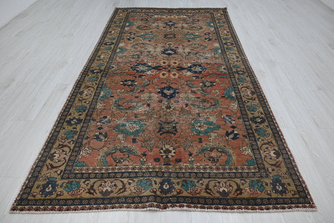 brown Large rug 5' 1" x 9' 10"