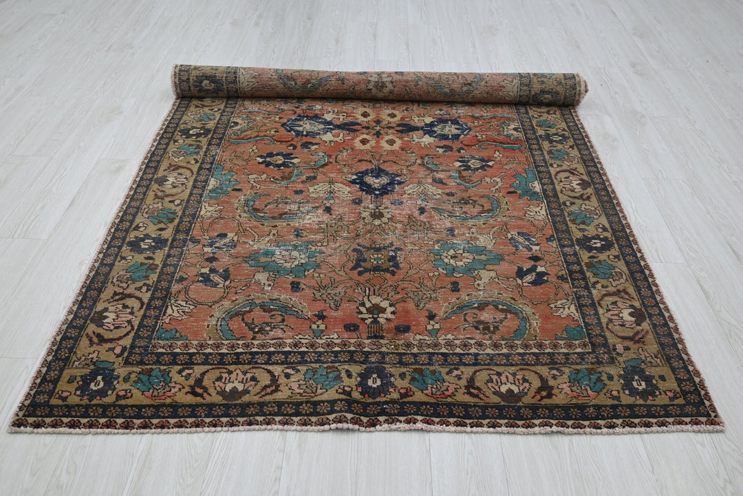 brown Large rug 5' 1" x 9' 10"