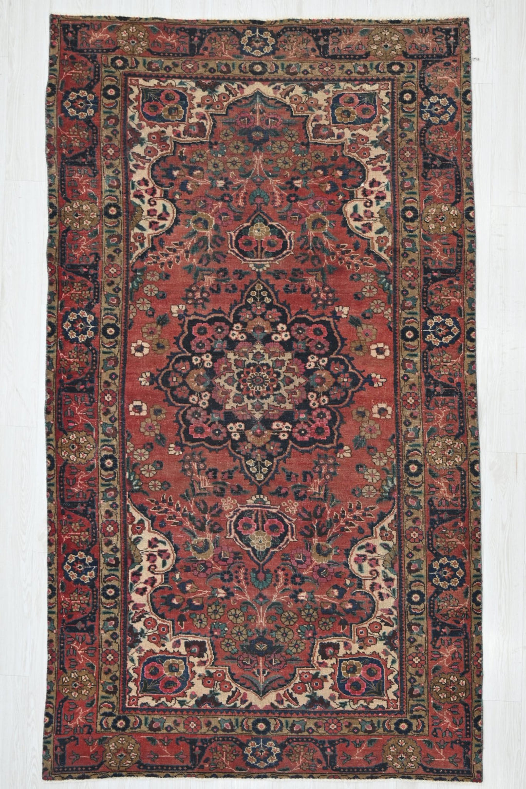 red Medium rug 5' 3" x 9' 1"
