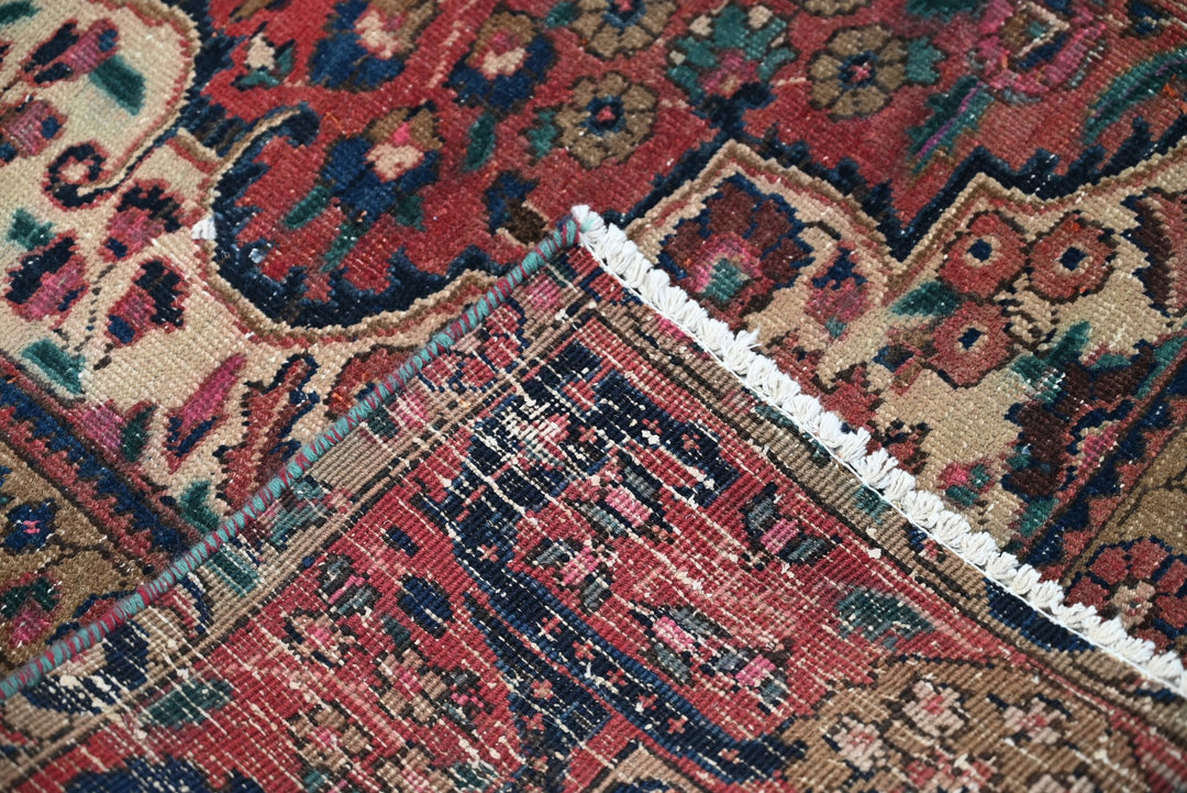 red Medium rug 5' 3" x 9' 1"