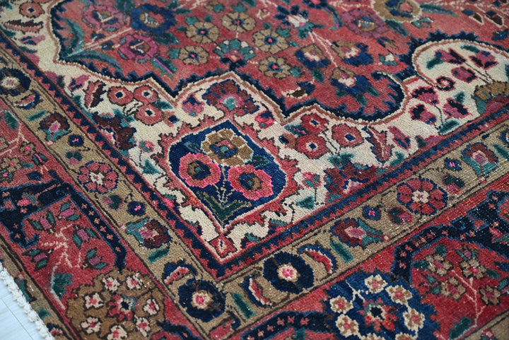 red Medium rug 5' 3" x 9' 1"