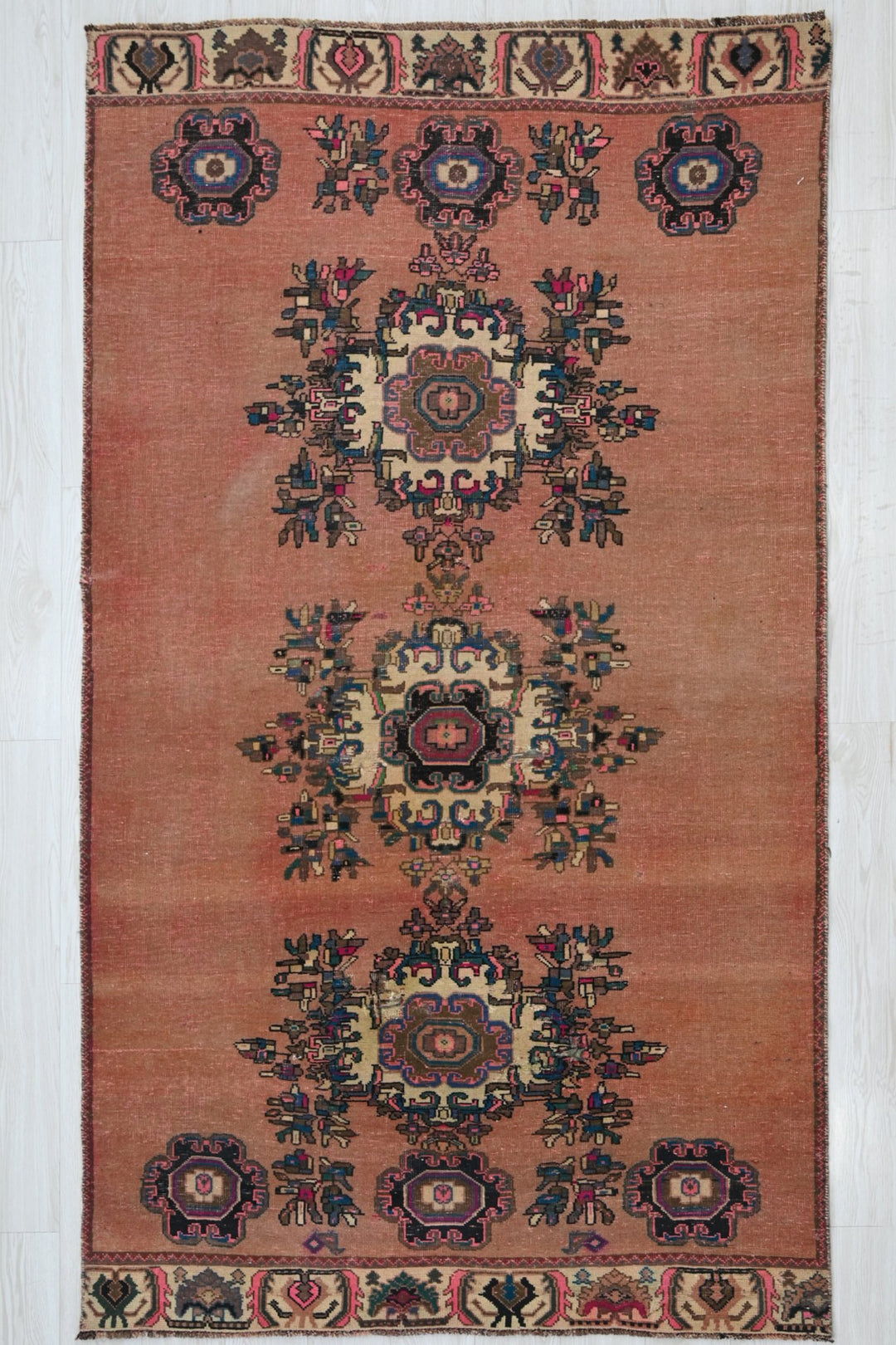 orange Medium rug 4' 4" x 7' 9"