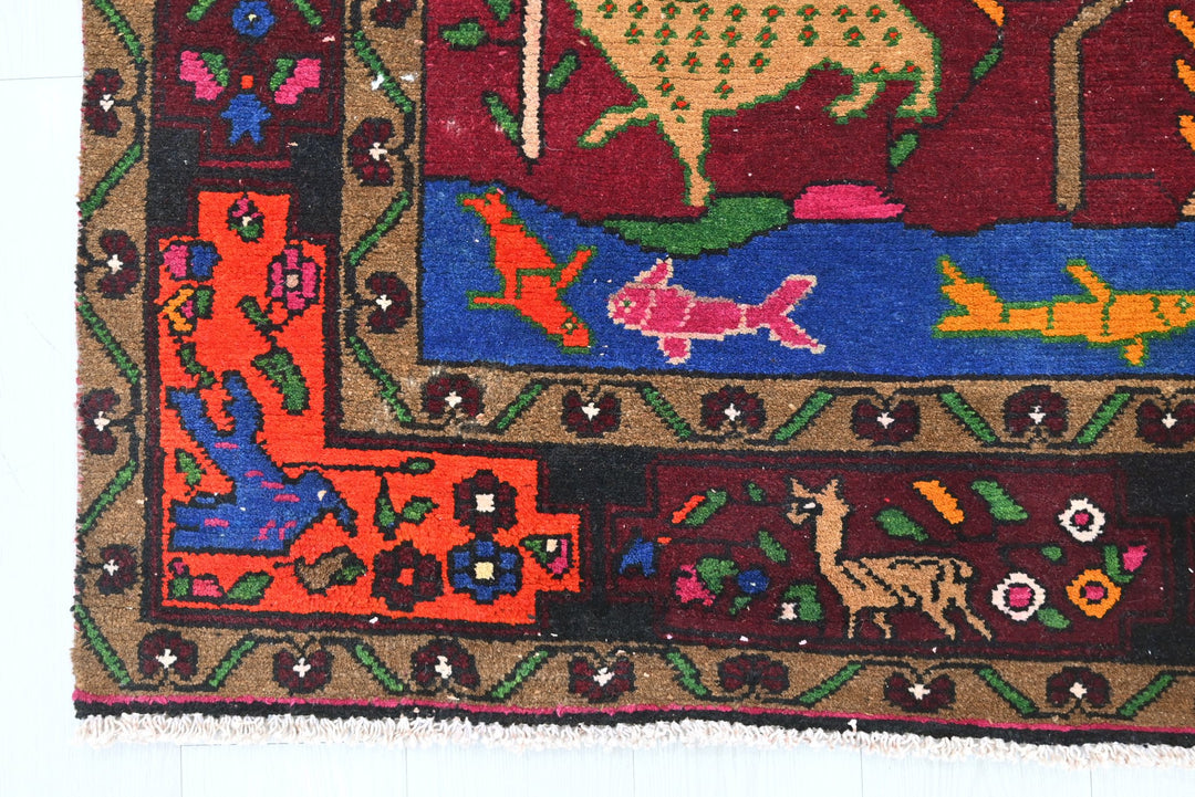 red Large rug 4' 8" x 9' 6"