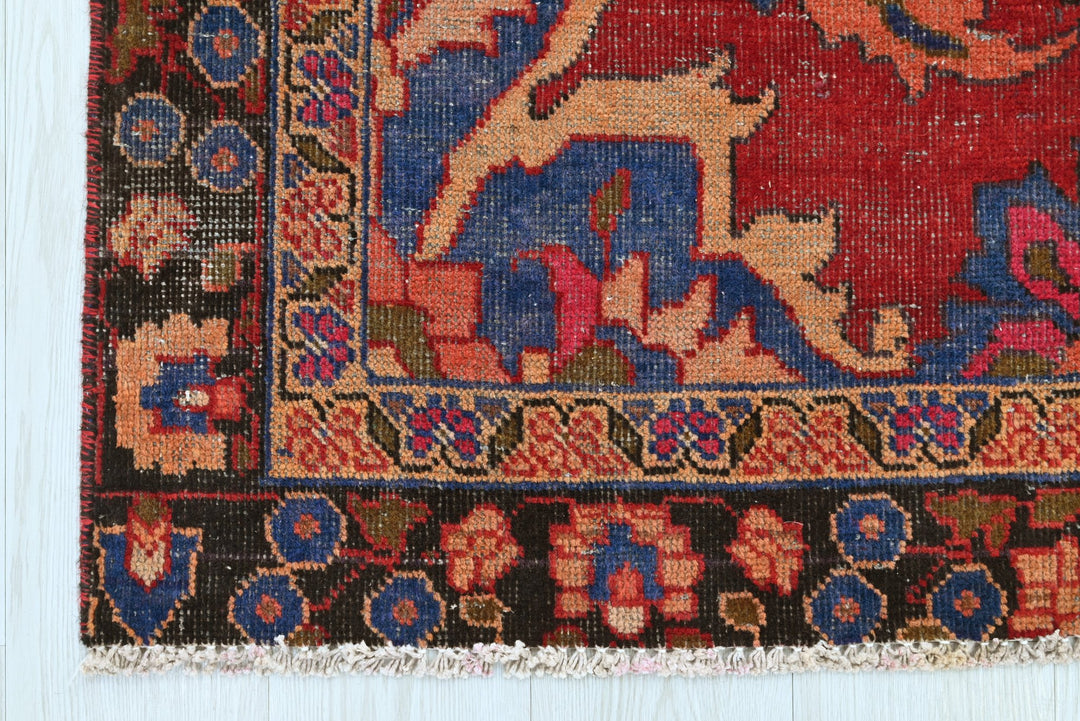 red Medium rug 4' 0" x 7' 11"