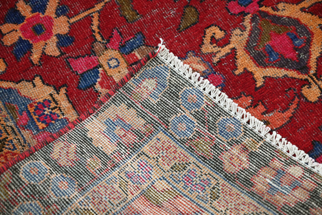 red Medium rug 4' 0" x 7' 11"