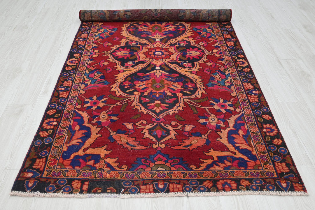 red Medium rug 4' 0" x 7' 11"