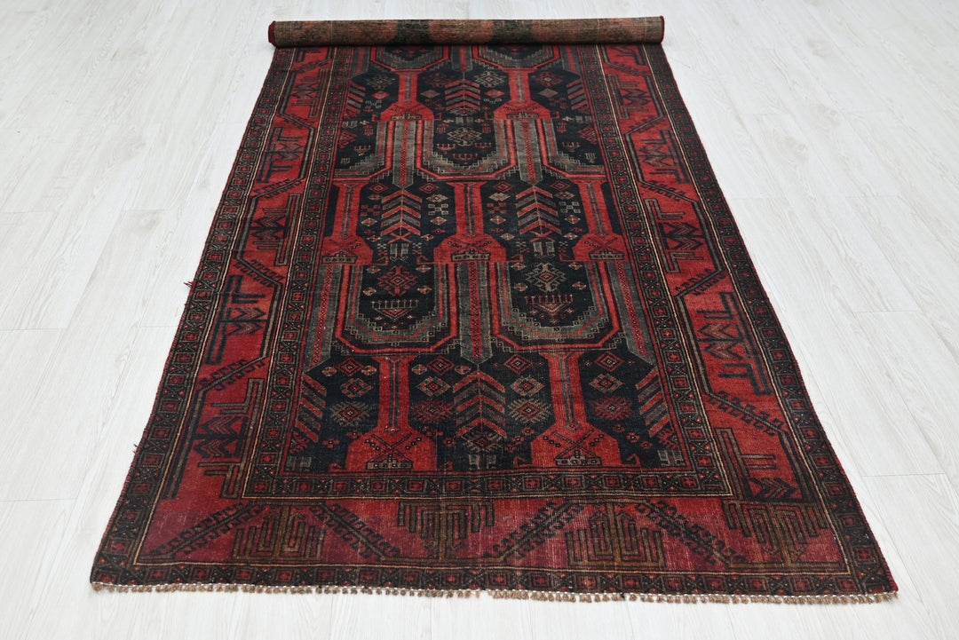 black Medium rug 4' 2" x 9' 1"