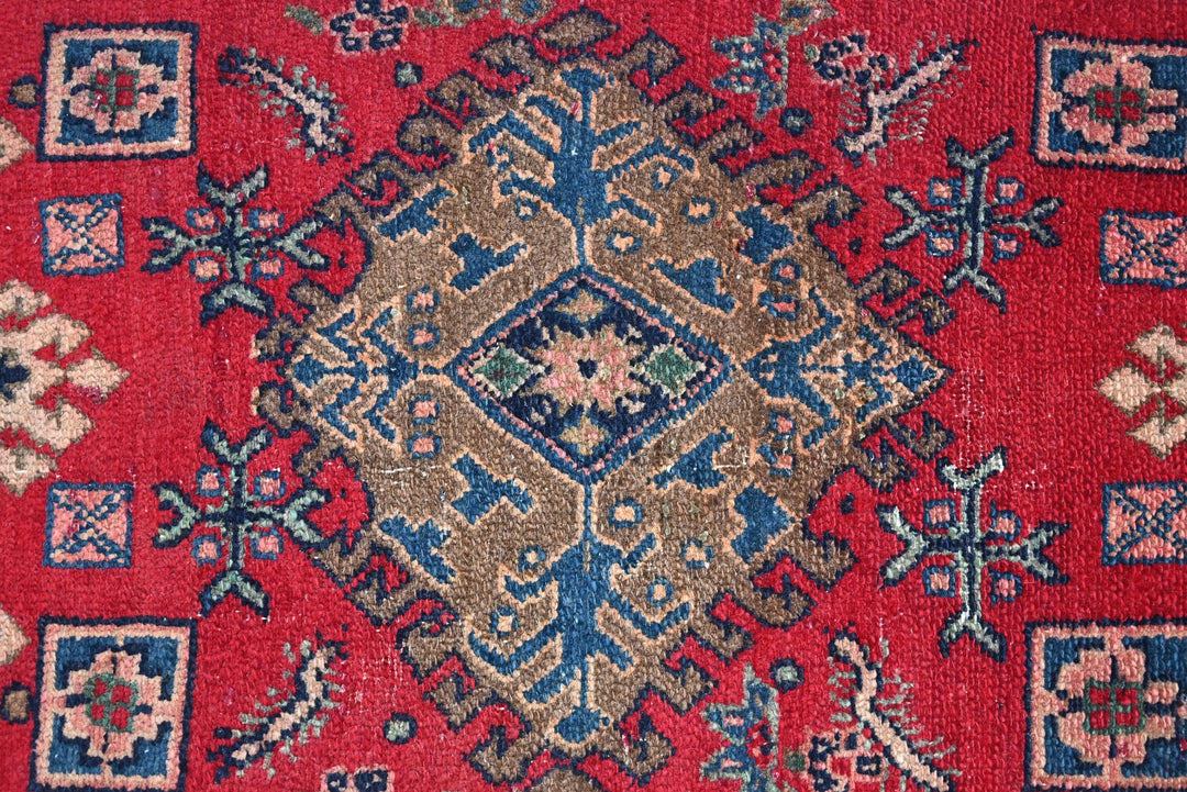 red Runner rug 1' 9" x 7' 7"