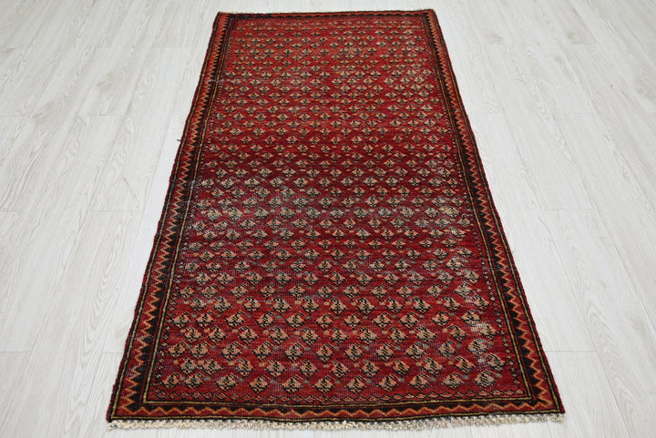 red Accent rug 2' 11" x 5' 11"