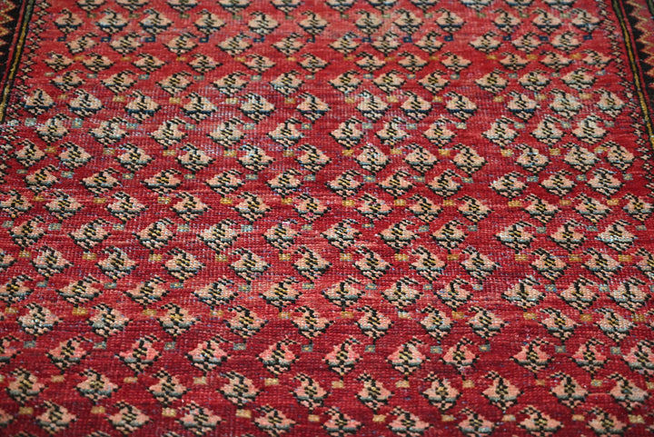 red Accent rug 2' 11" x 5' 11"