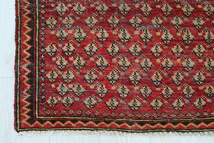 red Accent rug 2' 11" x 5' 11"