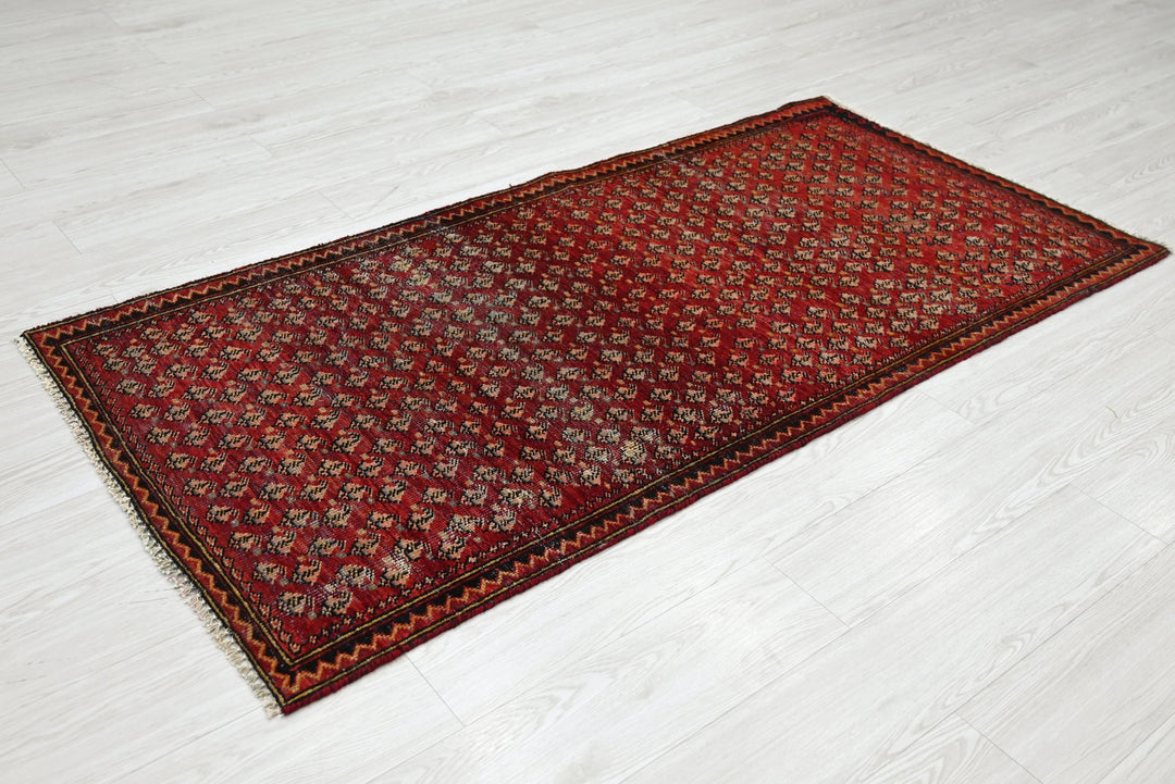 red Accent rug 2' 11" x 5' 11"