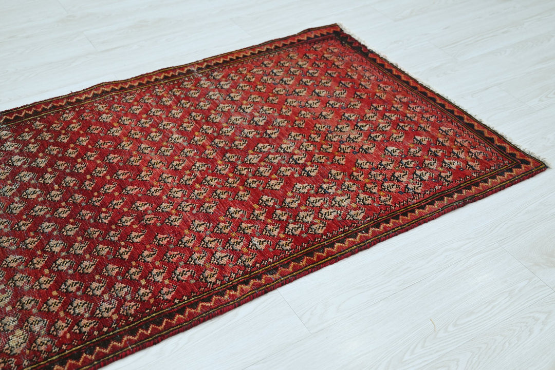 red Accent rug 2' 11" x 5' 11"