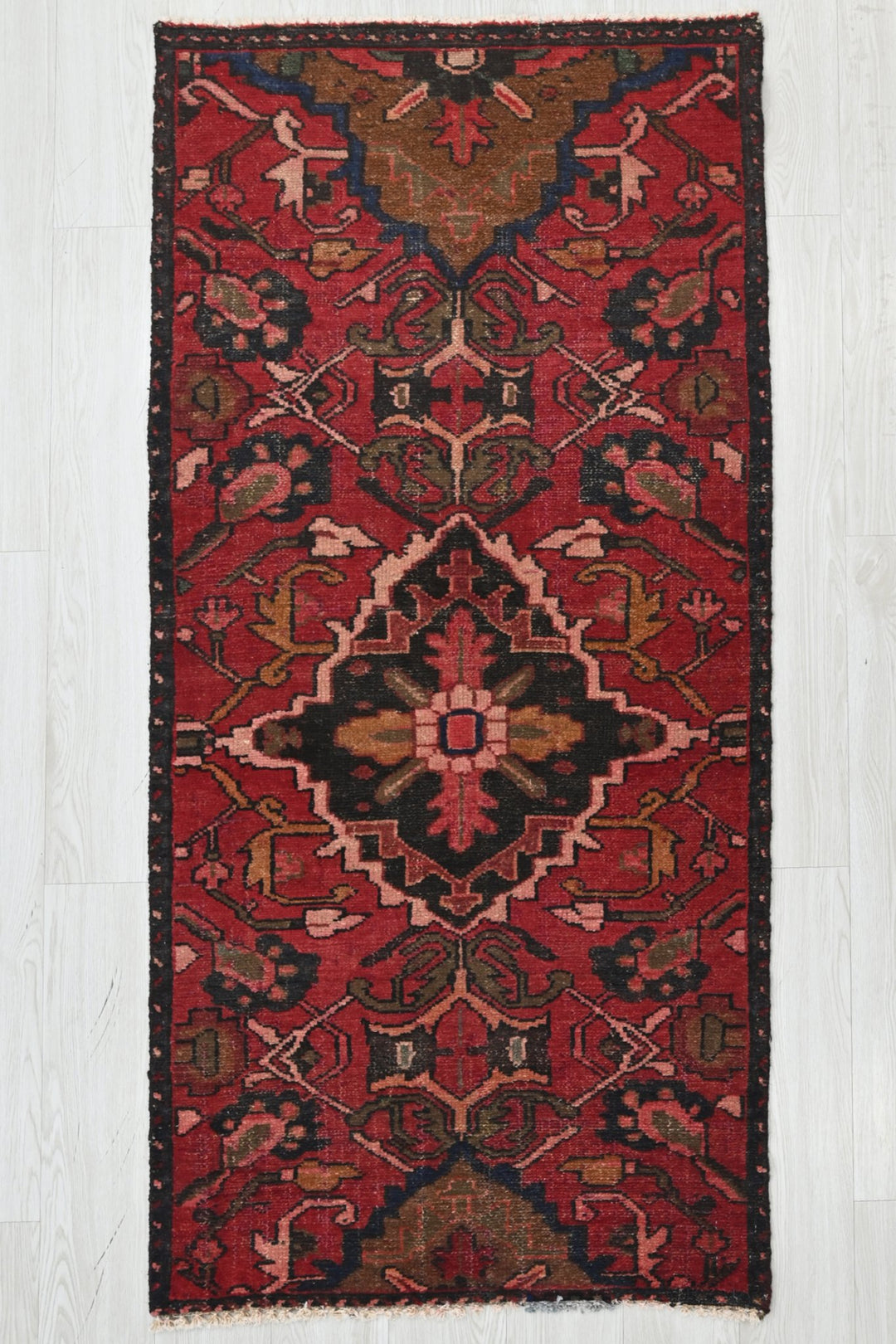 red Accent rug 2' 9" x 5' 10"