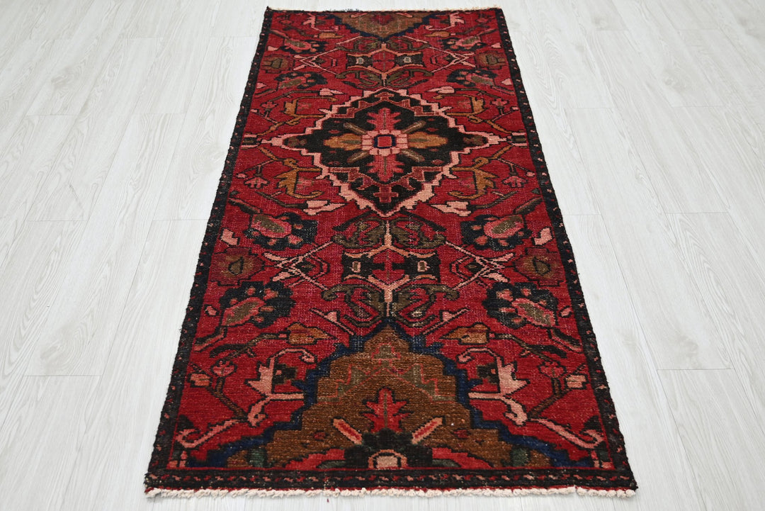 red Accent rug 2' 9" x 5' 10"