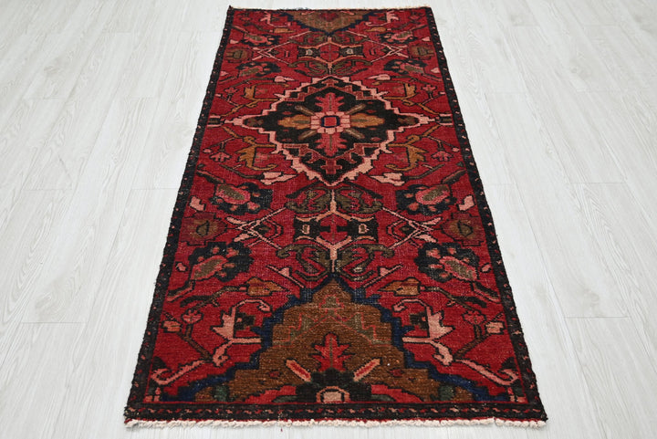 red Accent rug 2' 9" x 5' 10"