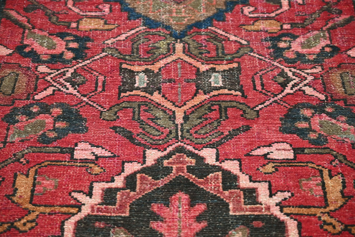 red Accent rug 2' 9" x 5' 10"